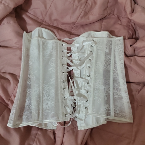 White Corset. - Picture 3 of 5